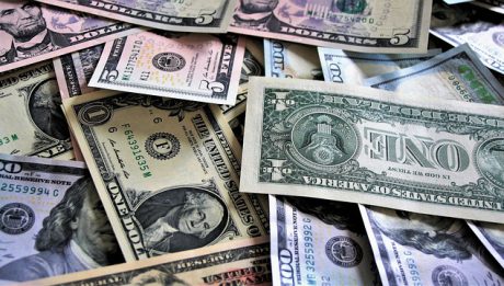 Dolar umacnia się. Od czego zależy kurs dolara?