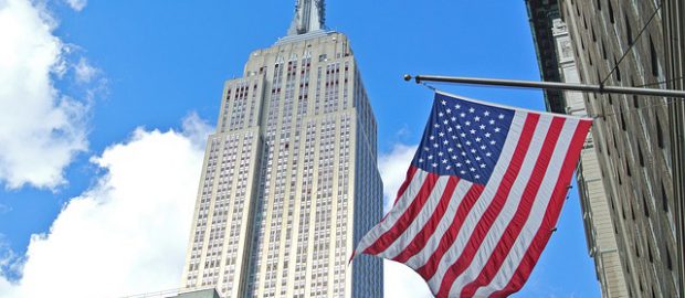 Empire State Building i amerykańska flaga