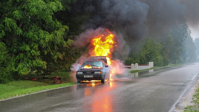 płonące auto