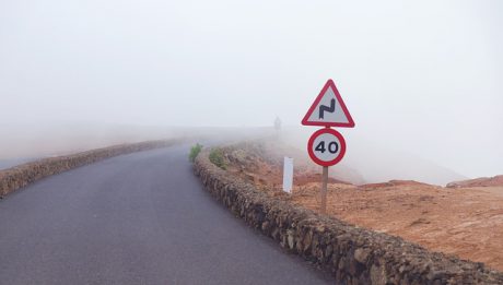 droga we mgle i znaki drogowe