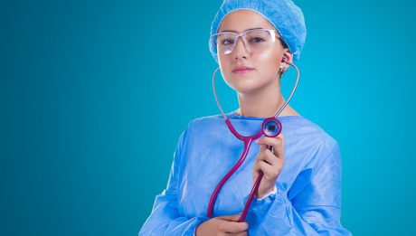 Ile zarabia lekarz, a ile pielęgniarka?