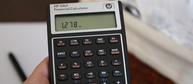Kalkulator w ręce