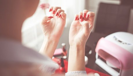 Manicure hybrydowy: ile kosztuje manicure z salonu a ile hybryda zrobiona samodzielnie?