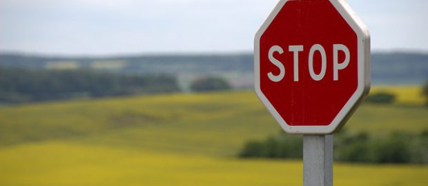 Znak STOP na drodze