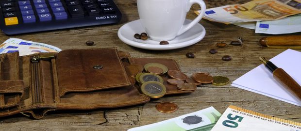 Pieniądze, kalkulator i portfel