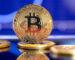 Zlota moneta z symbolem Bitcoina