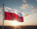 polska flaga powiewająca na wietrze