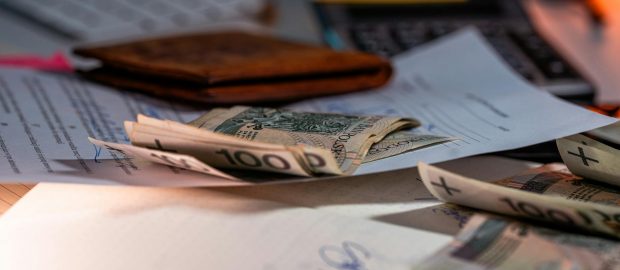 Jak sprawdzić i spłacić dług w KRUK S.A.