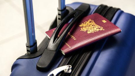 Paszport leżący na walizce podróżnej, symbolizujący pracę za granicą.