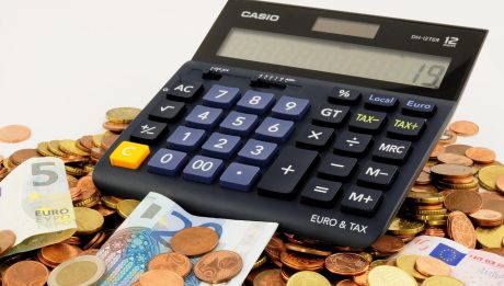 Ile maksymalnie może kosztować chwilówka? Limity z ustawy na przykładach