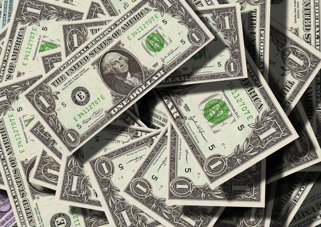 Stos banknotów dolarowych.