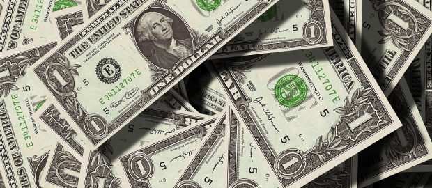 Stos banknotów dolarowych.